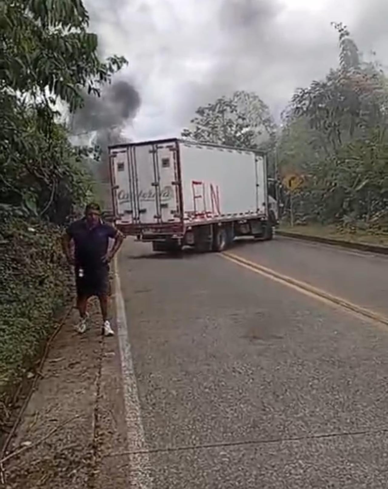 Los camiones incendiados en el Chocó fueron marcados con las insignias del ELN.