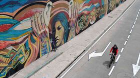 Los grafitis atraviesan murales enteros tanto en zonas rurales como urbanas. Grafiti en Bogotá.