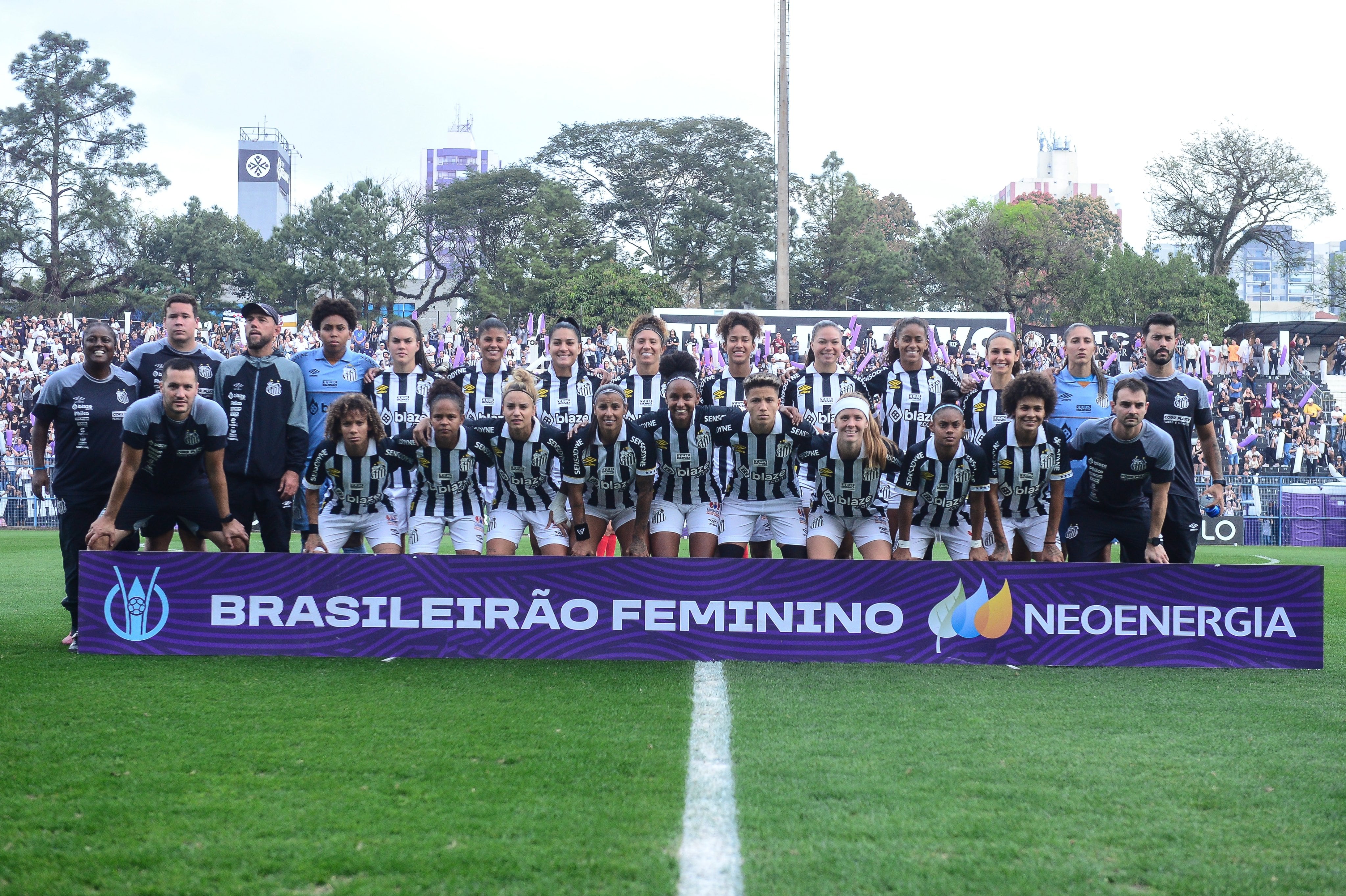El técnico Kleiton Lima es el único con gorra.