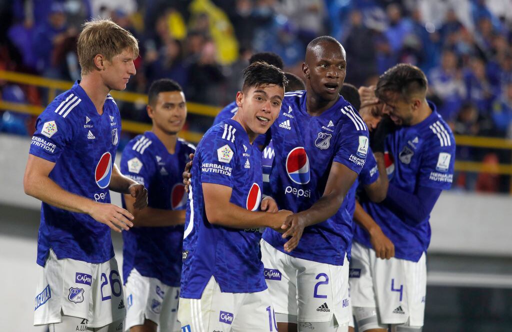 BOGOTA, COLOMBIA - FEBRUARY 16: Daniel Ruiz of Millonarios celebrates with teammates after scoring the first goal for his team during a match between Millonarios and Rionegro Aguilas as part of Liga BetPlay I-2022 at Estadio El Campin on February 16, 2022 in Bogota, Colombia. (Photo by VIEW press/Corbis via Getty Images)