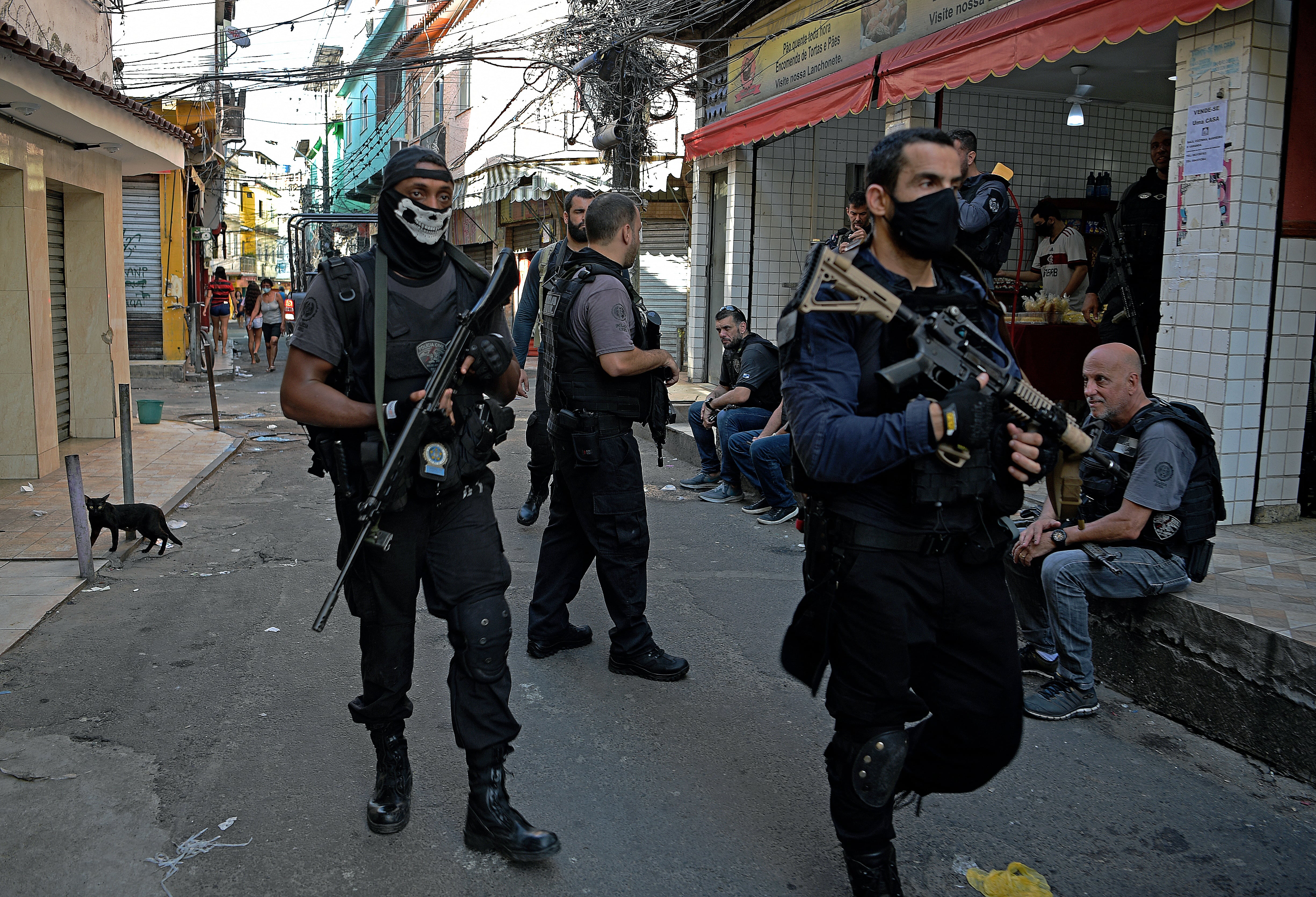 Miembros de la Policía Civil de Brasil se toman una favela en Rio de Janeiro. (Photo by Carl DE SOUZA / AFP)