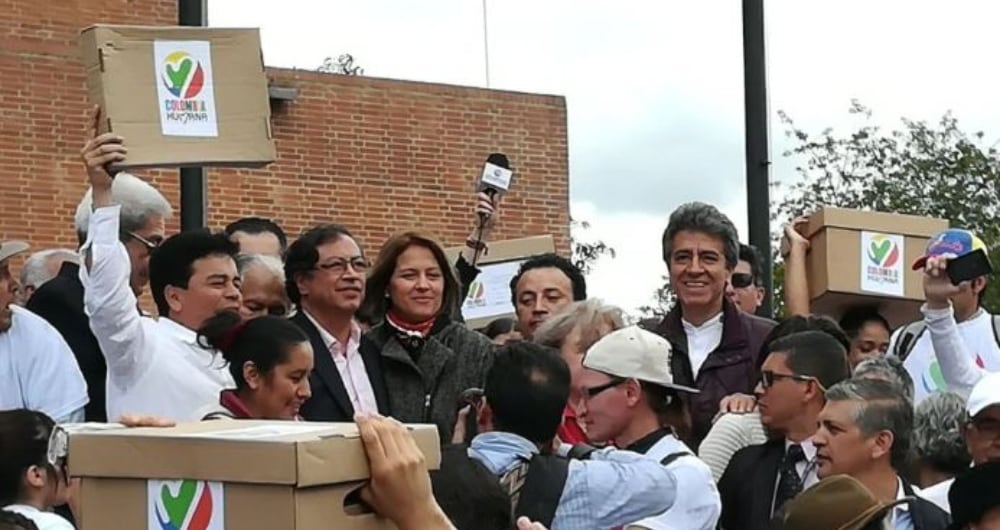 En el 2017, Cuesta ayudó a coordinar la recolección de firmas para la candidatura presidencial de Gustavo Petro.