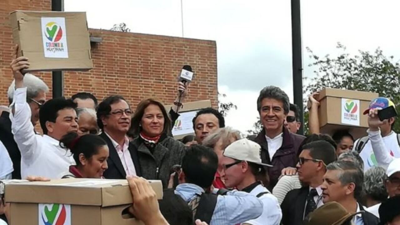 En el 2017, Cuesta ayudó a coordinar la recolección de firmas para la candidatura presidencial de Gustavo Petro.