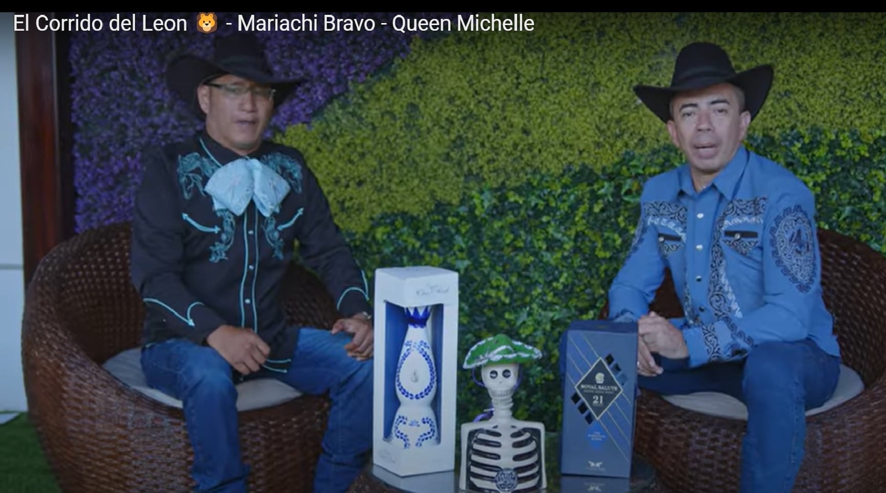 "En sus venas corre sangre buena, corazón de hijo, hermano y papá, por su gente amor de a de veras, si es de dar, la mano la da. Por usted yo me sacó el sombrero, él es 'Fito', él es mi papá", canta Queen Michelle. Foto: YouTube JF Music Entertainment