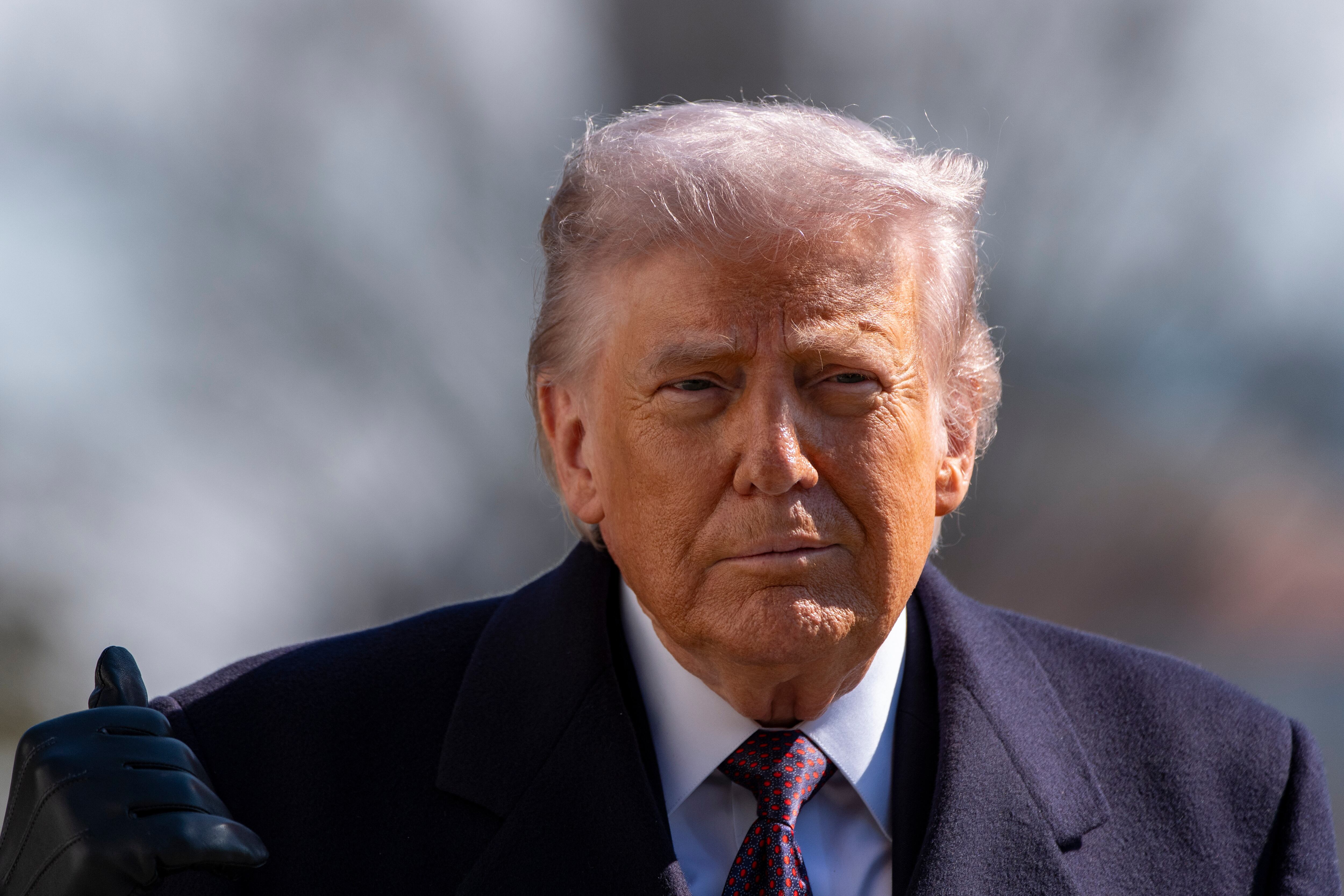 El presidente Donald Trump camina para hablar con la prensa antes de partir a bordo del Marine One desde el Jardín Sur de la Casa Blanca.