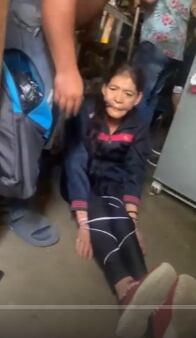 La mujer tenía una mordaza en la boca y estaba atada de manos y pies.