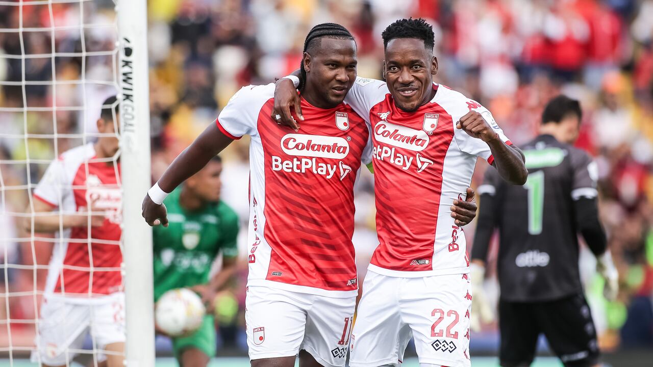 Hugo Rodallega abrazado con Ever Valencia tras un gol frente a Equidad.