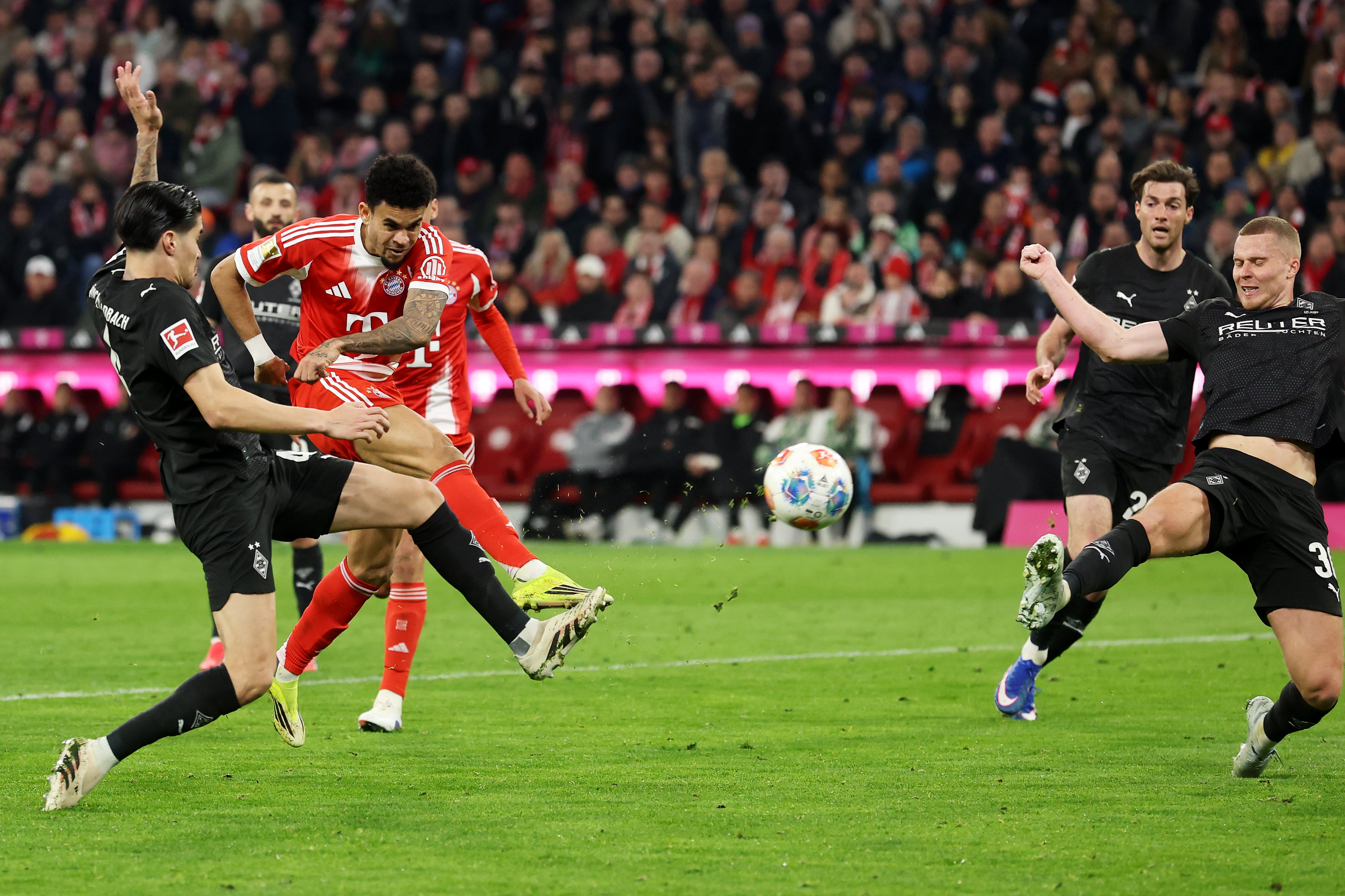 Luis Díaz en el momento justo que le pegó al balón para un nuevo gol con Bayern Múnich