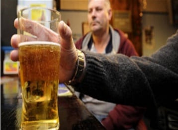 Las personas que consumen mucho alcohol tienen el riesgo de afectar el hígado. Foto: Reuters