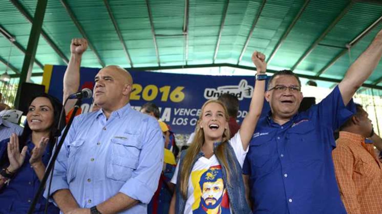 Jesús Torrealba y Lilian Tintori durante la reunión con los representantes de la MUD en Caracas.