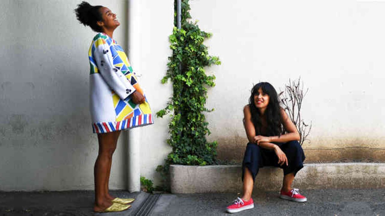 La diseñadora francesa Samia Ziadi (dr.) posa con una modelo que luce su creación en Marsella, 2017. Foto: Anne-Christine Poujoulat / AFP