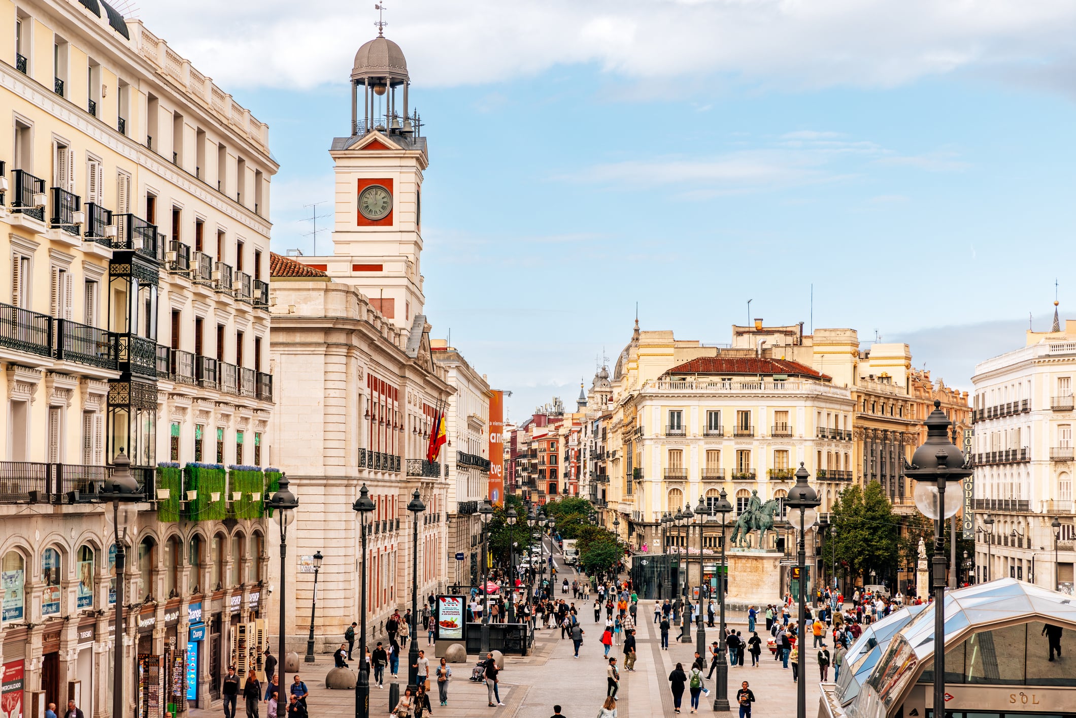 Plaza de la Puerta del Sol con la torre del reloj de la Real Casa de Correos, Madrid, España