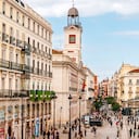 Plaza de la Puerta del Sol con la torre del reloj de la Real Casa de Correos, Madrid, España