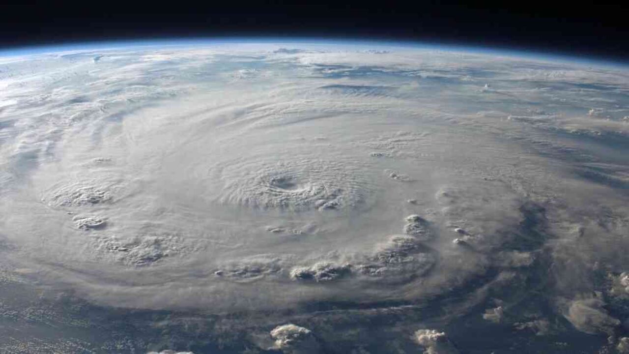 La información continua de los hechos meteorológicos permite tener información de calidad y precisa para afrontar fenomenos como los huracanes. Foto: Pixabay