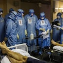 Los médicos que usan equipo de protección personal (EPP) trabajan en la unidad de cuidados intensivos para pacientes con coronavirus Covid-19 en el hospital de emergencia Sklifosovsky de Moscú en Moscú el 20 de octubre de 2021. - Rusia dijo que el 20 de octubre, 1.028 personas murieron de Covid por el Las últimas 24 horas, un nuevo récord, ya que el presidente Vladimir Putin reflexiona sobre la introducción de restricciones a nivel nacional para frenar la propagación de la enfermedad. (Foto de Dimitar DILKOFF / AFP)
