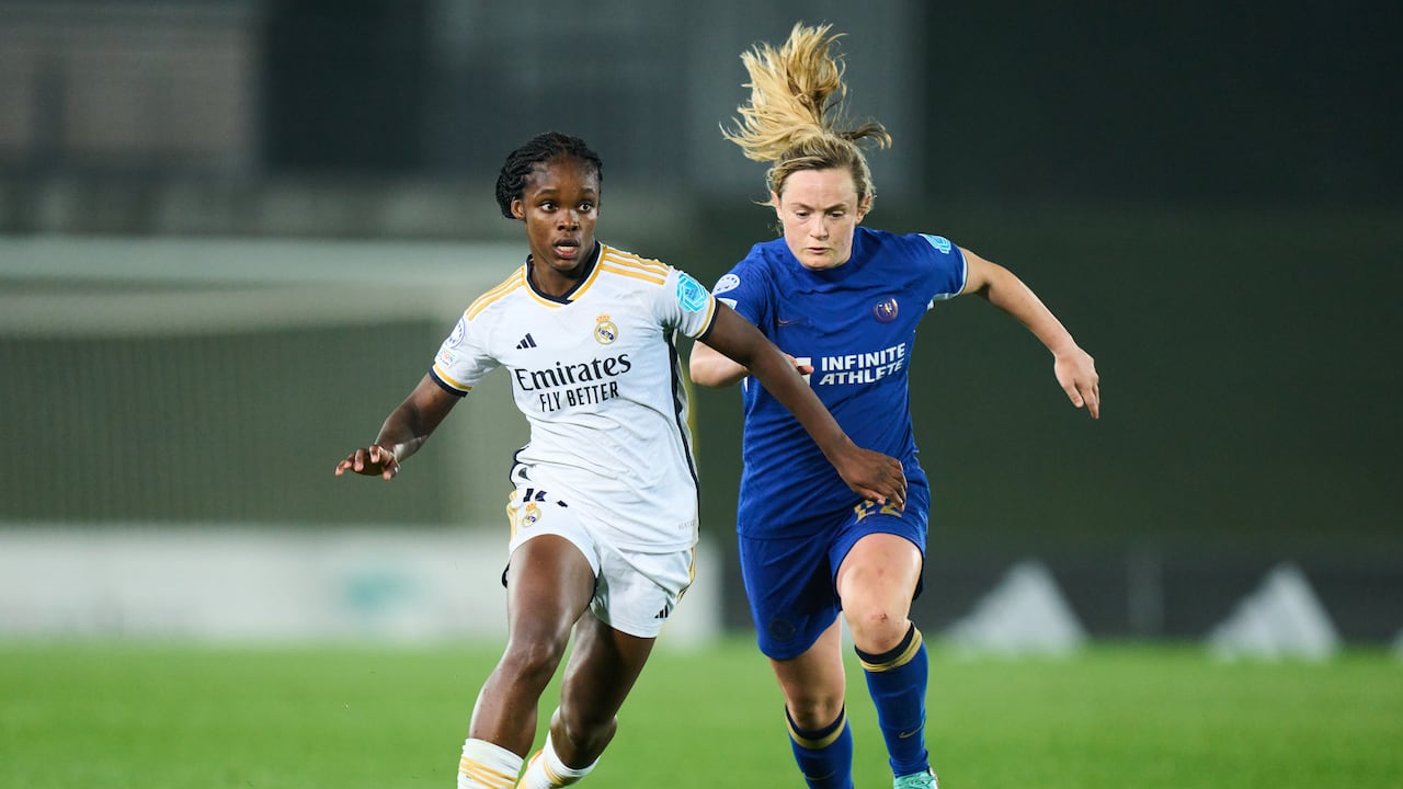 Erin Cuthbert del Chelsea FC disputa el balón con Linda Caicedo del Real Madrid durante el partido de la fase de grupos de la UEFA Women's Champions League entre el Real Madrid CF y el Chelsea FC Women en el Estadio Alfredo Di Stefano el 15 de noviembre de 2023 en Madrid, España.