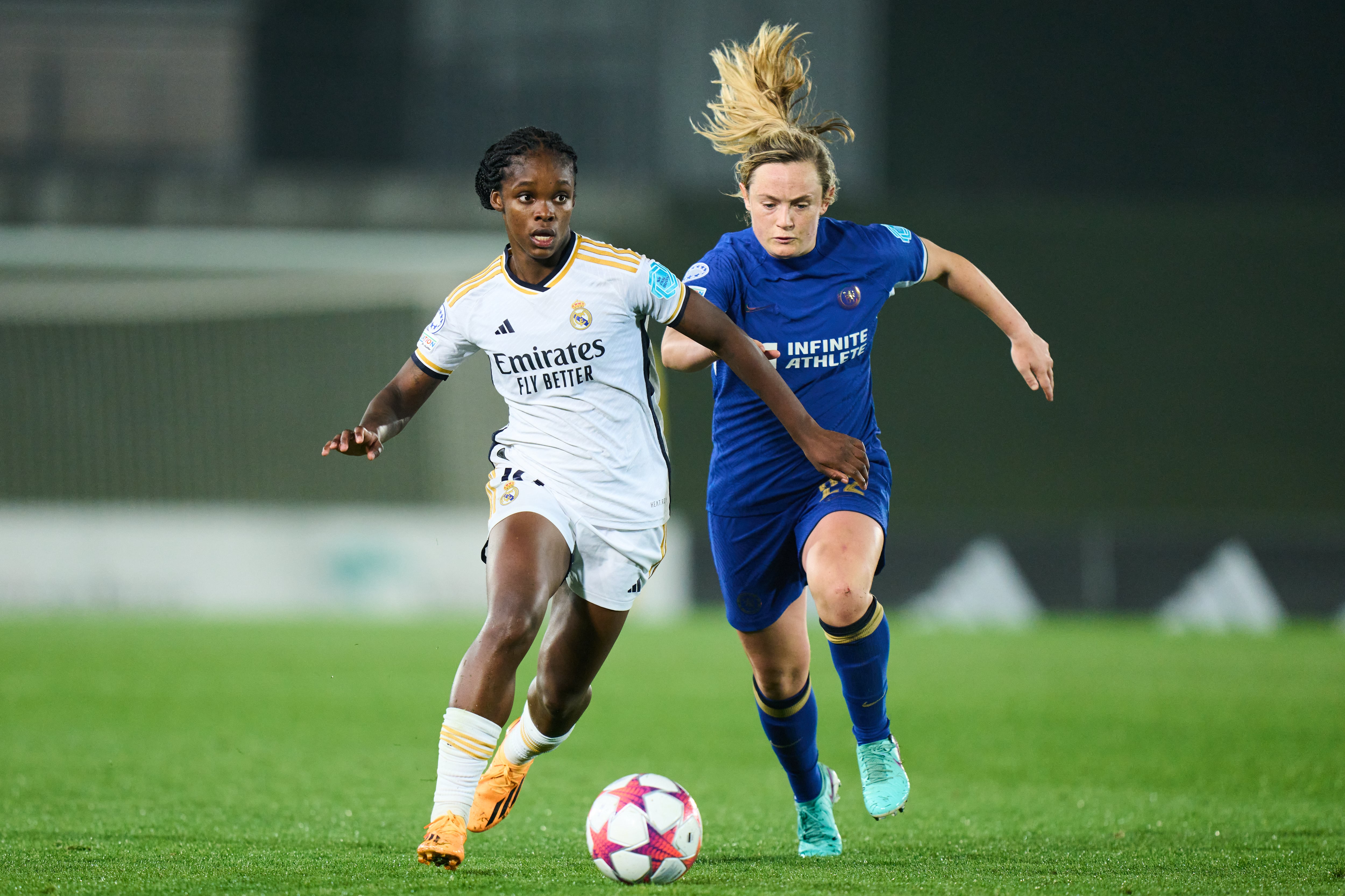 Erin Cuthbert del Chelsea FC disputa el balón con Linda Caicedo del Real Madrid durante el partido de la fase de grupos de la UEFA Women's Champions League entre el Real Madrid CF y el Chelsea FC Women en el Estadio Alfredo Di Stefano el 15 de noviembre de 2023 en Madrid, España.