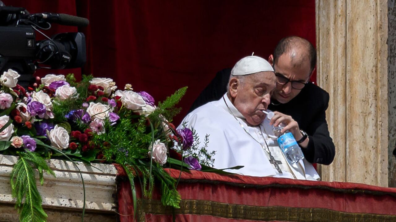 El sumo pontífice en la bendición Urbi et Orbi en la plaza de San Pedro, su último acto público. (Photo by Antonio Masiello/Getty Images)