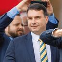 Flávio Bolsonaro, Senador por Río de Janeiro, y su padre, Jair Bolsonaro. Con tantos enemigos fraguados con justa razón, e incluso ante la posibilidad de ser destituido por los procesos en su contra, Bolsonaro ha volcado su poder para proteger a su familia. Pero esta tampoco está exenta de polémicas y graves acusaciones.