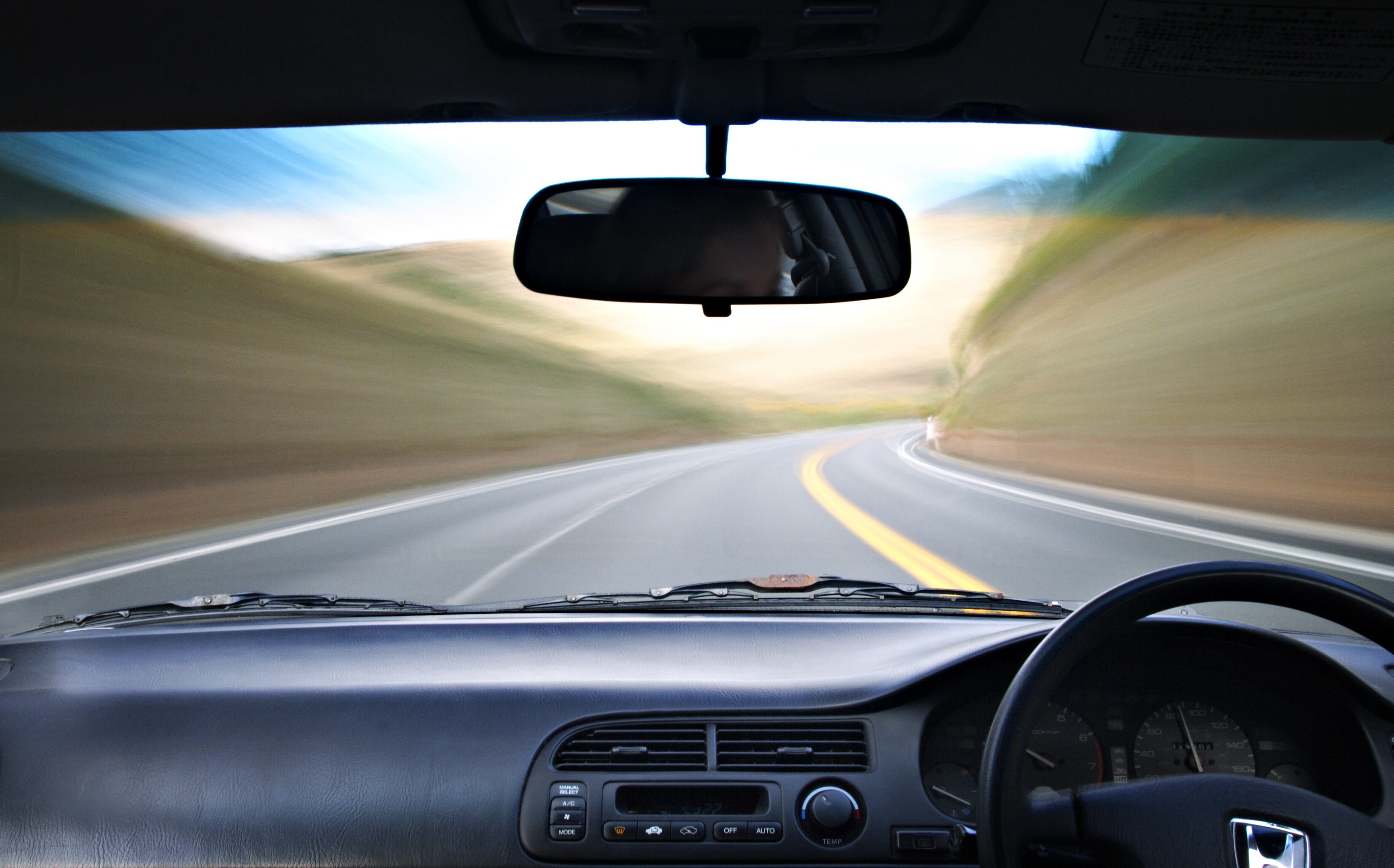 El uso del espejo retrovisor es fundamental para una conducción segura.