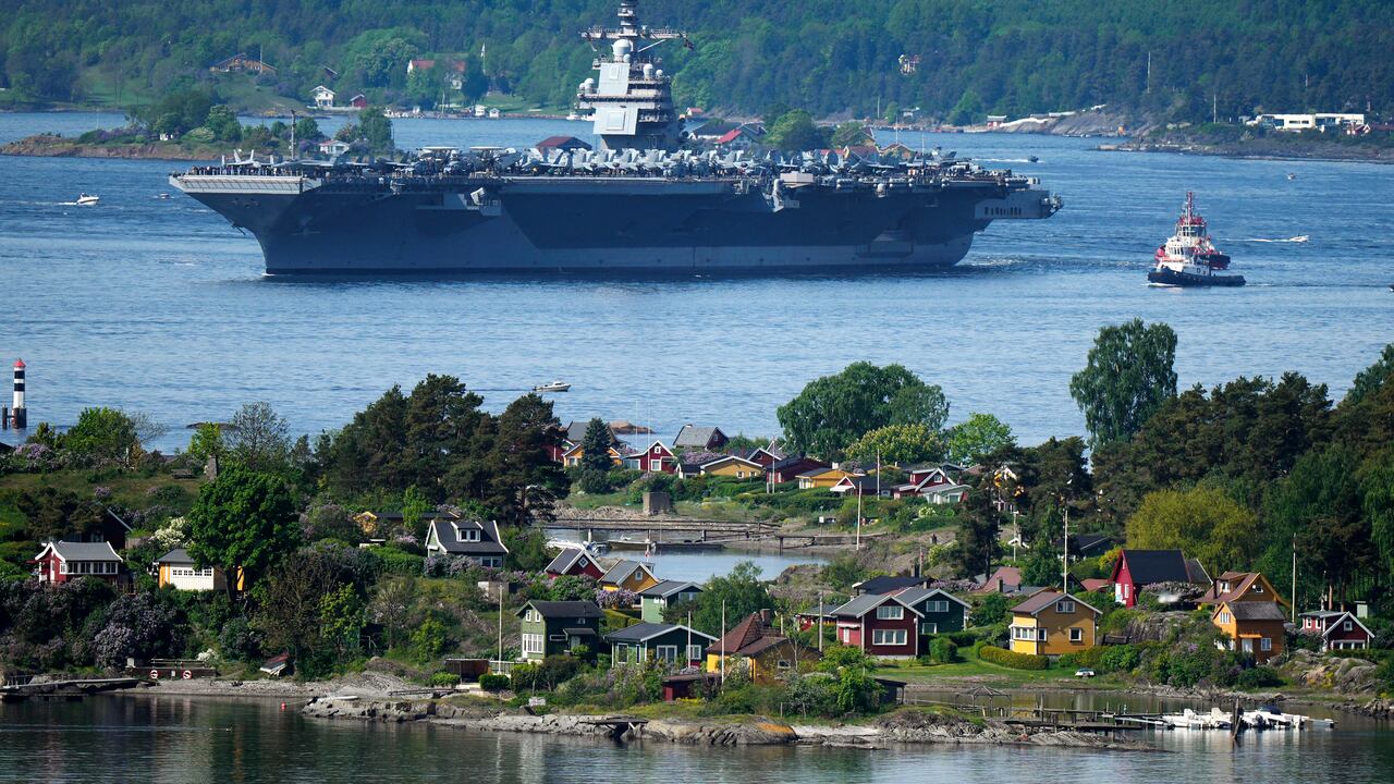 El portaaviones estadounidense USS Gerald R. Ford conduce en el fiordo de Oslo, Noruega, aquí visto desde Ekebergskrenten, el miércoles 24 de mayo de 2023. El barco es el buque de guerra más grande del mundo y estará en el puerto de Oslo durante cuatro días. (Javad Parsa/NTB Scanpix via AP)