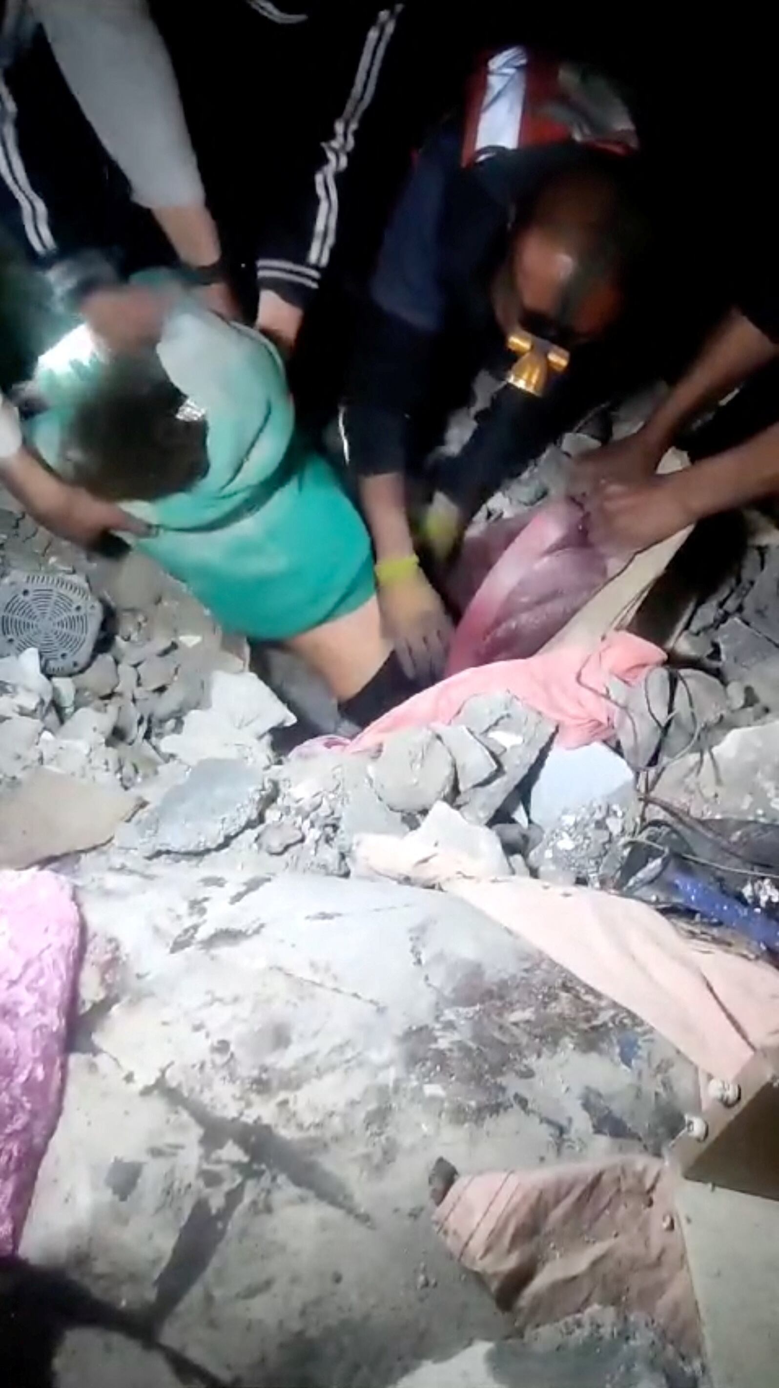 Los trabajadores de rescate sacan a una niña de debajo de los escombros después de lo que la Defensa Civil Palestina dijo que fue un ataque israelí contra una zona residencial, en medio del actual conflicto entre Israel y el grupo islamista palestino Hamas, en un lugar indicado como Jabalia, Franja de Gaza, en este todavía Imagen obtenida de un vídeo publicado el 6 de marzo de 2024.