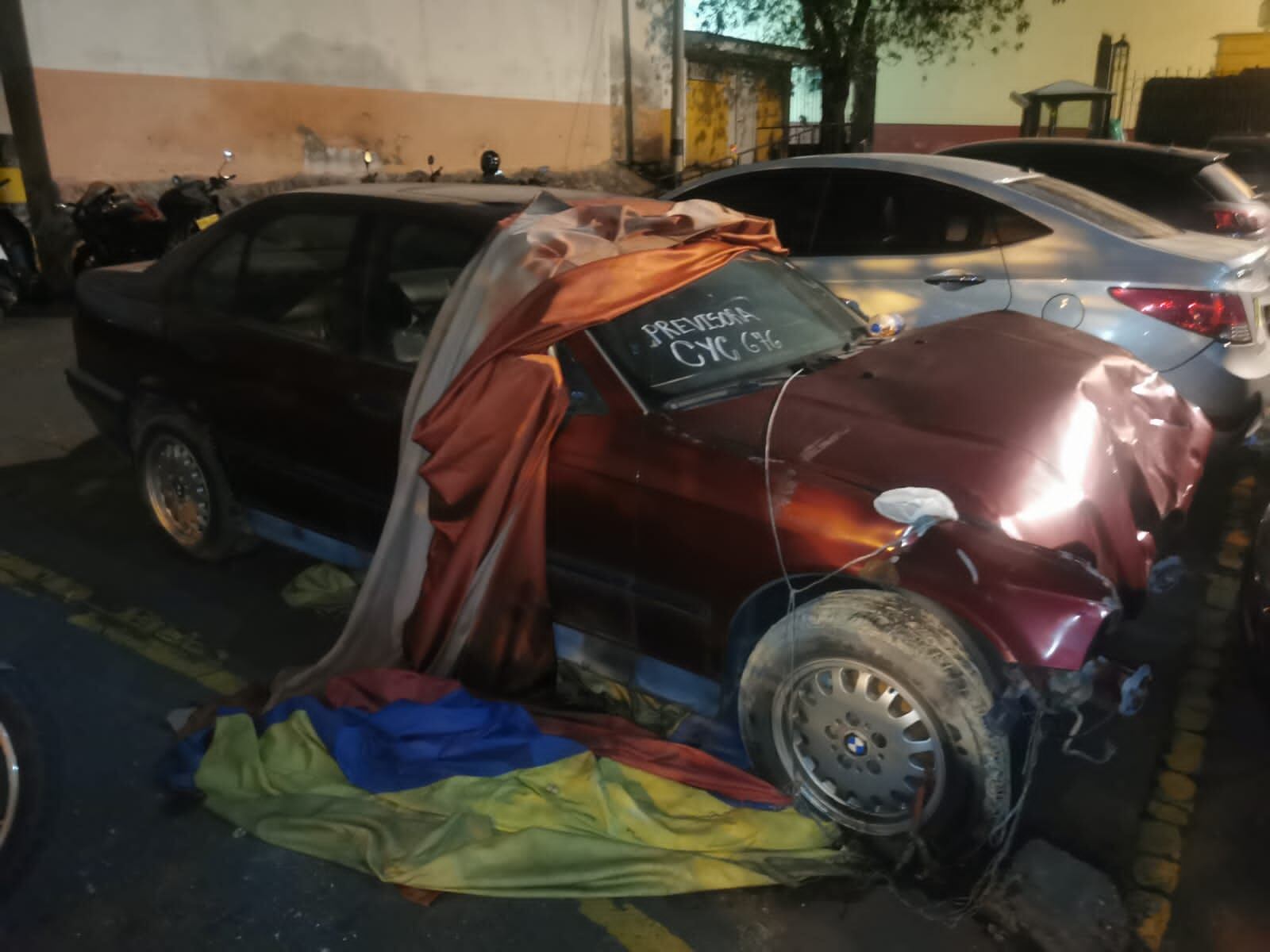 Carro estrellado en parqueadero del Congreso.