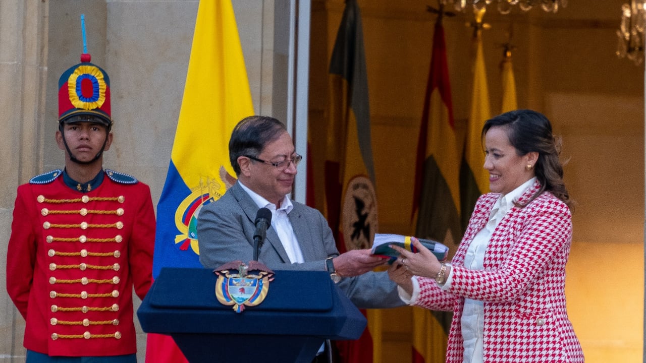 El presidente Gustavo Petro el día en que le hizo entrega del texto oficial de la reforma a la salud a la ministra Carolina Corcho.