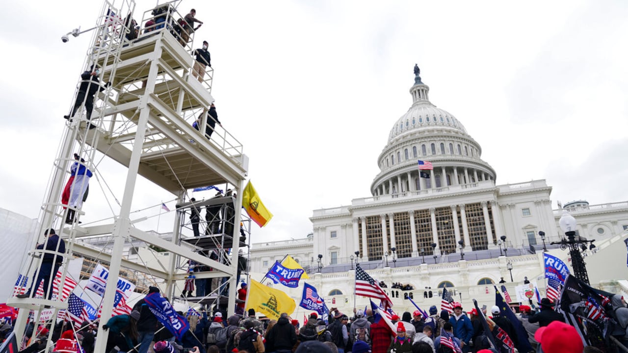 TLos documentos fueron pedidos por el comité de la Cámara de Representantes que investiga el asalto a la sede del Congreso que dejó cinco muertos, y un juez de distrito ordenó su liberación el martes. (AP Photo/John Minchillo)