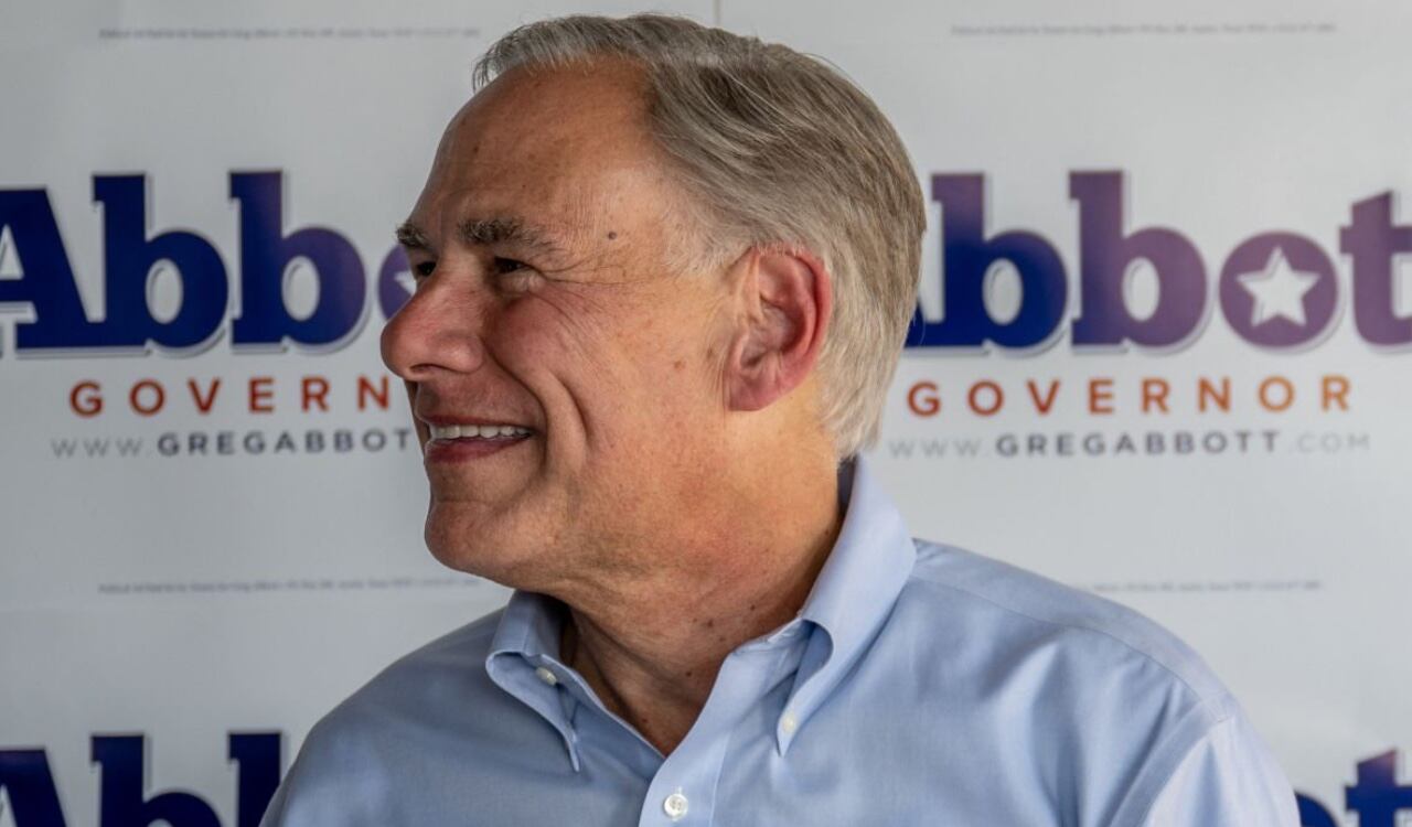 Greg Abbott, gobernador de Texas, ha enviado varios buses cargados con migrantes a la residencia de la vicepresidente, Kamala Harris