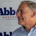 Greg Abbott, gobernador de Texas, ha enviado varios buses cargados con migrantes a la residencia de la vicepresidente, Kamala Harris