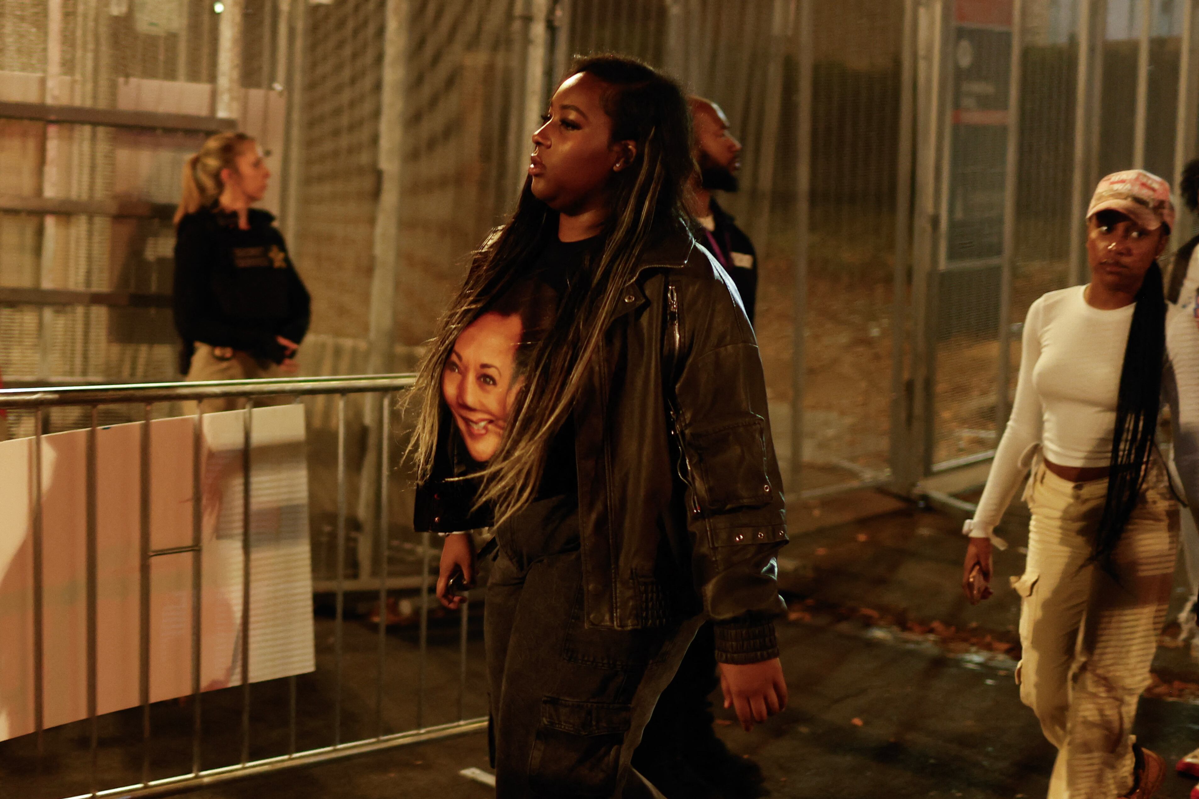 A medida que se acercaba el final del día, los partidarios de la vicepresidenta repetían una y otra vez sus esperanzas de ver por primera vez a una mujer afroamericana al frente de Estados Unidos, sin atreverse apenas a contemplar la derrota.