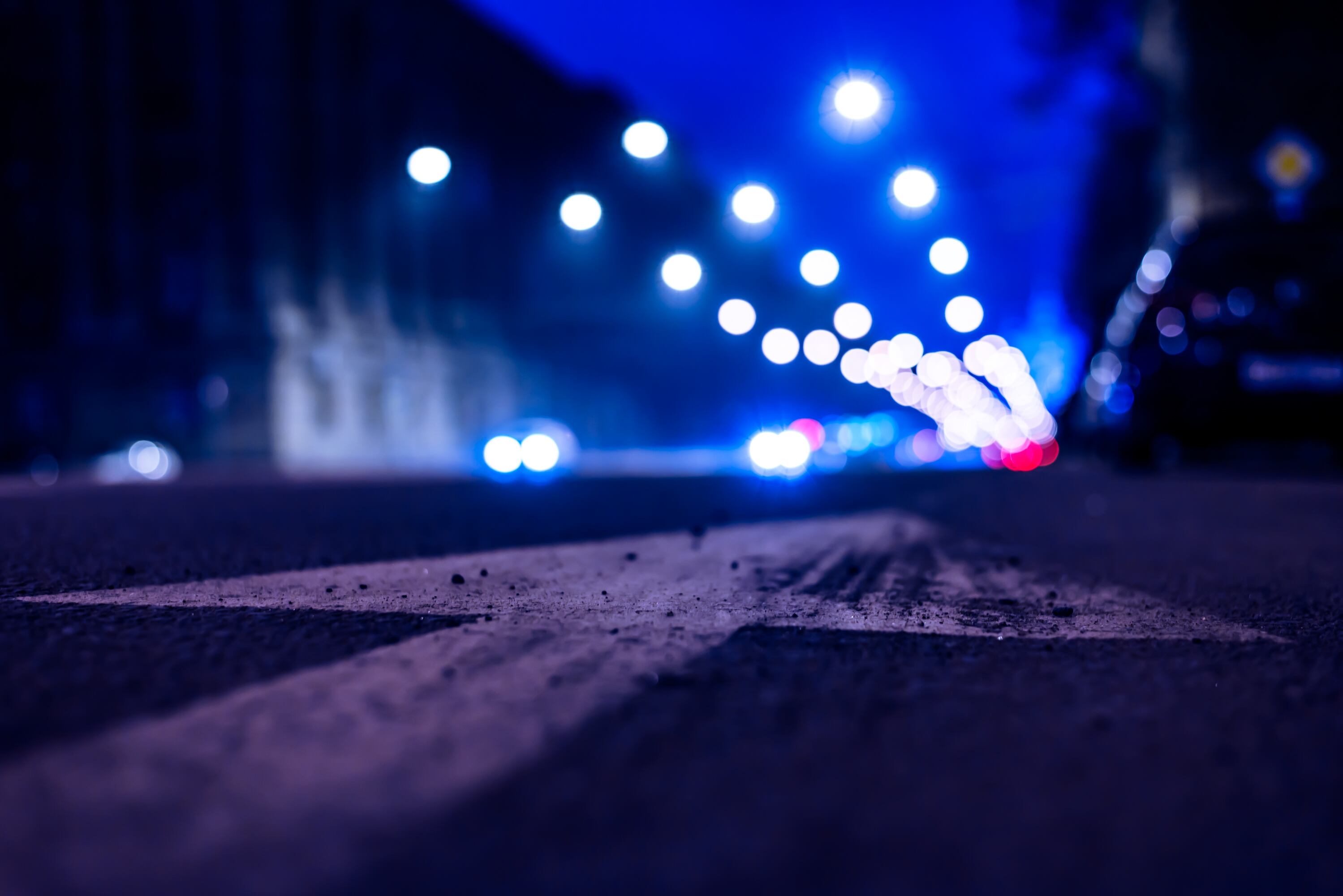 En medio de un accidente o para avisar de alguna situación en carretera, algunas personas acuden a hacer señales con la linterna.