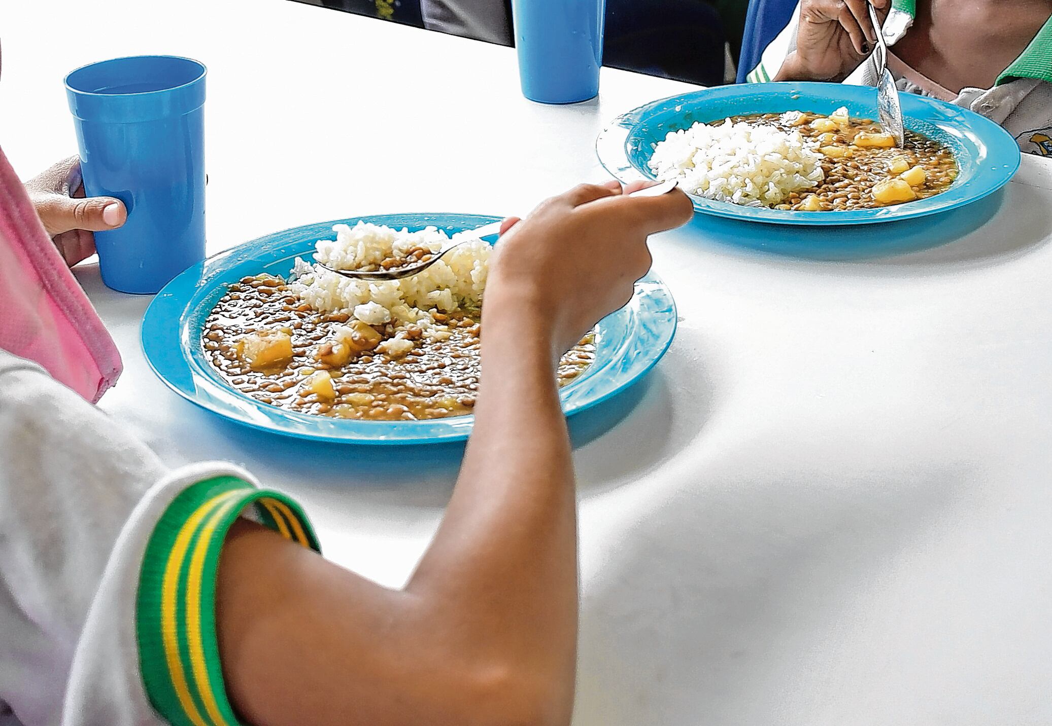 Niños de una institución educativa de la ciudad, con jornada única, reciben su almuerzo en el comedor de su escuela. De acuerdo con la Secretaría de Educación de Cali, alrededor de 27.876 estudiantes son beneficiados con esta modalidad del Programa de Alimentación Escolar (PAE).