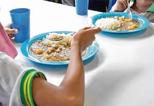 Niños de una institución educativa de la ciudad, con jornada única, reciben su almuerzo en el comedor de su escuela. De acuerdo con la Secretaría de Educación de Cali, alrededor de 27.876 estudiantes son beneficiados con esta modalidad del Programa de Alimentación Escolar (PAE).