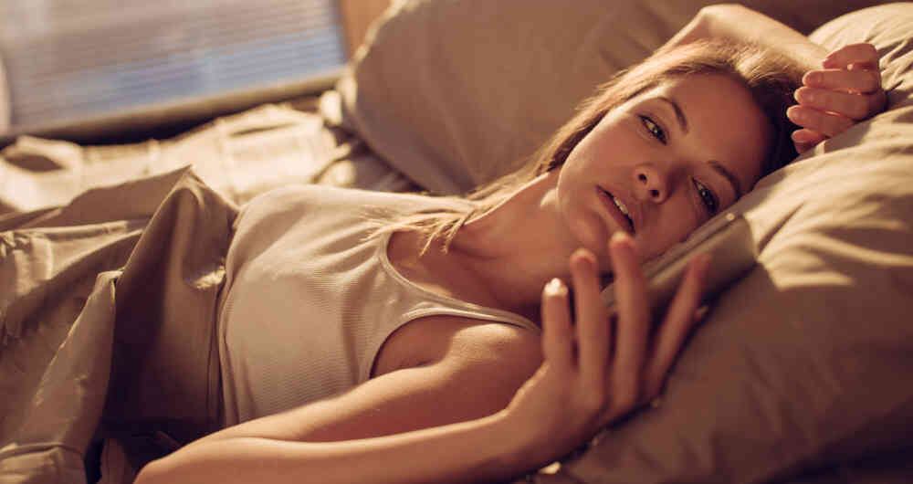Muchas personas no pueden evitar usar el celular antes de dormir.