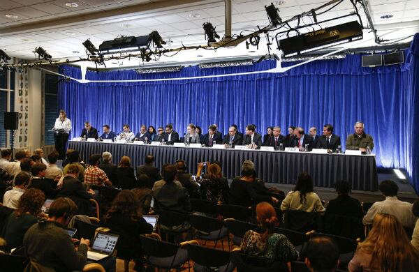 En la mesa de instalación estuvieron presentes por las Farc: de izquierda a derecha´Andres Paris´, ´Marcos Calarcá´, ´Rodrigo Granda´´Jesús Santrich´e´Ivan Marquez´. Por el Gobiero Nacional: de izquierda a derecha, Humberto de la Calle, Sergio Jaramillo, General (R) Jorge Enrique Mora, Luis Carlos Villegas y Frank Pearl. Los miembros de los equipos negociadores ofrecieron una rueda de prensa en el hotel Hurdalsjoen luego de la isntalación de los diálogos.. 