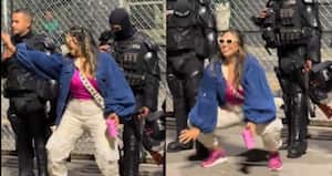 Una de las mujeres bailándole al Esmad