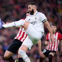 Karim Benzema, jugador del Real Madrid, disputa una pelota en el duelo contra el Atlhetic Bilbao.