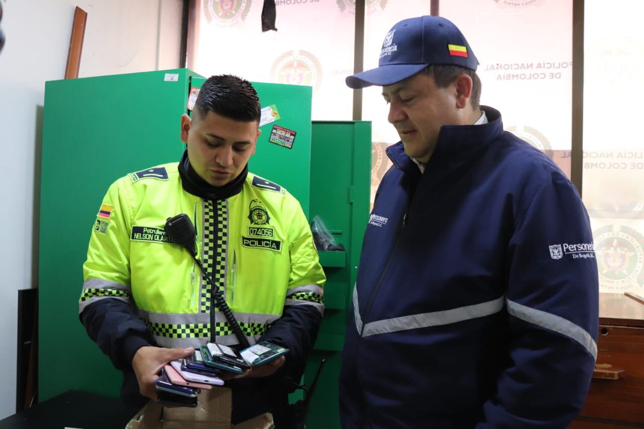 El personero de Bogotá, Andrés Castro Franco, alertó sobre la alta cantidad de celulares incautados que hay en las estaciones de Policía
