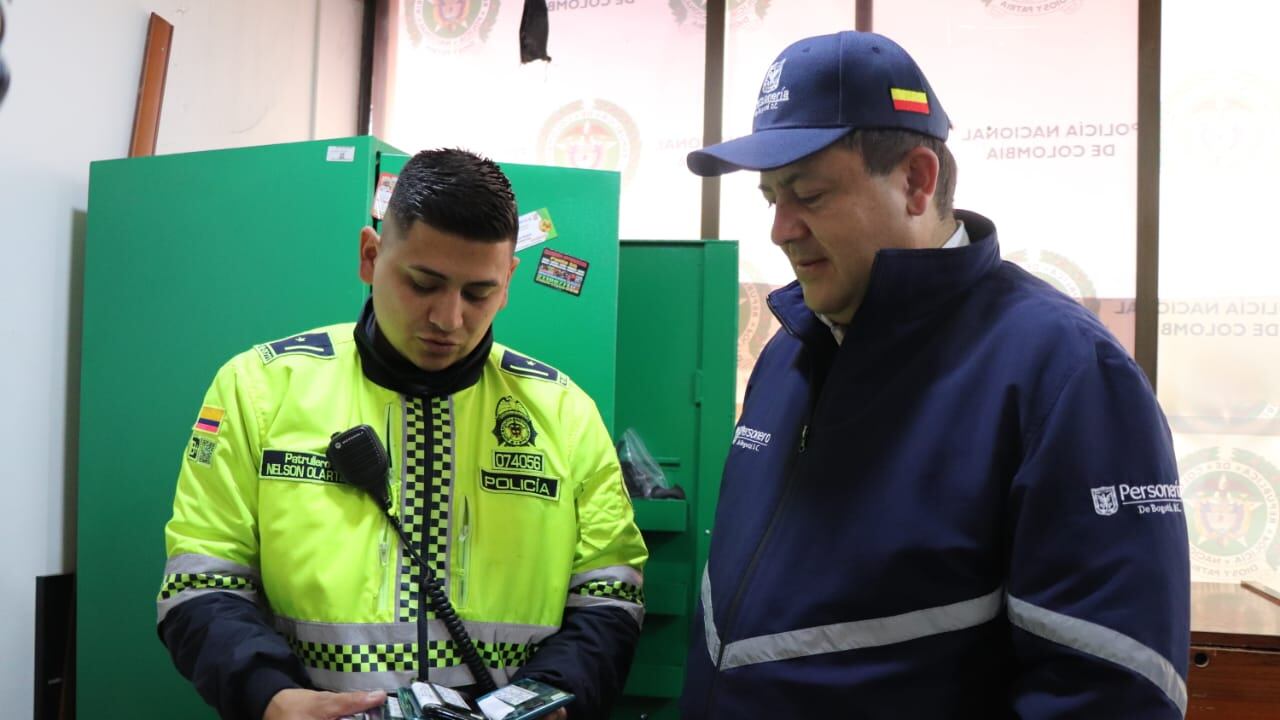El personero de Bogotá, Andrés Castro Franco, alertó sobre la alta cantidad de celulares incautados que hay en las estaciones de Policía