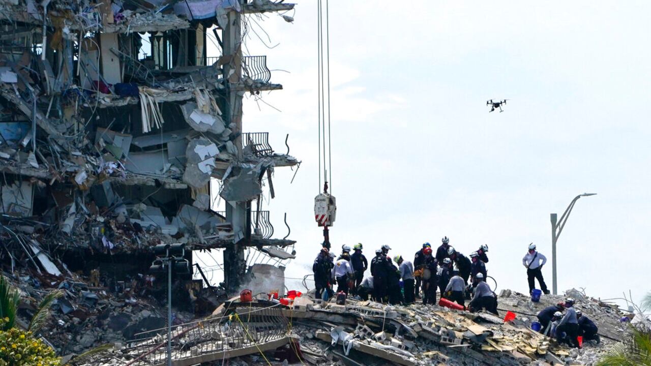 Se eleva a 5 cifra de muertos por colapso de edificio en Miami