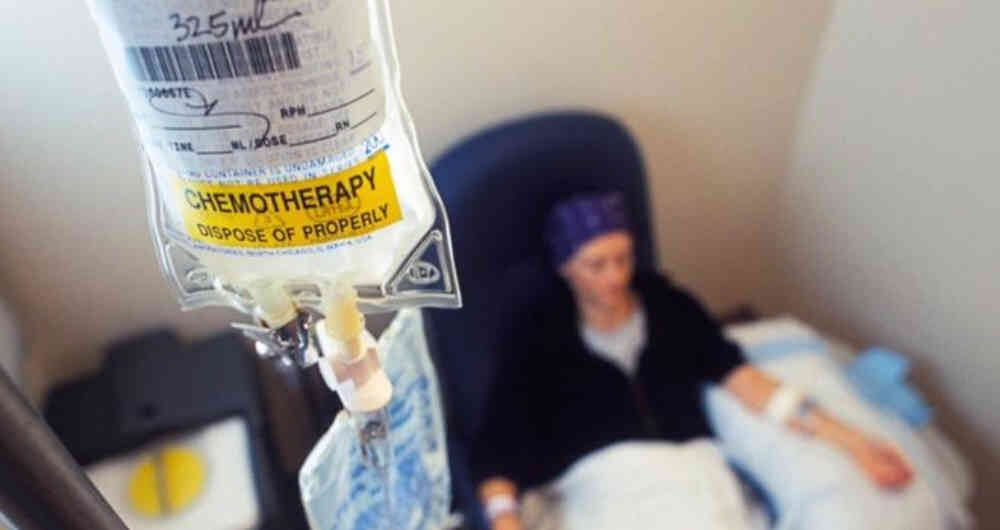 El tratamiento varía dependiendo de los tipos de leucemia. Por ejemplo, para las leucemias de desarrollo lento, consiste en controles médicos, mientras que para las agresivas, incluye quimioterapia, seguida de radioterapia y trasplante de células madre, en algunos casos.