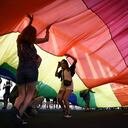Dos chicas participan en una manifestación convocada por el Día Internacional del Orgullo LGTBI, a 28 de junio de 2021, en Valencia, Comunidad Valenciana, (España).
Jorge Gil / Europa Press
28/6/2021