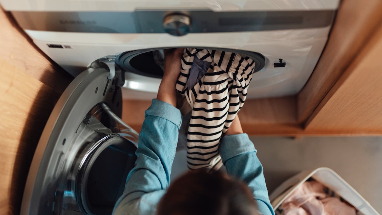 El truco para que la ropa salga sin arrugas de la lavadora: así funciona.