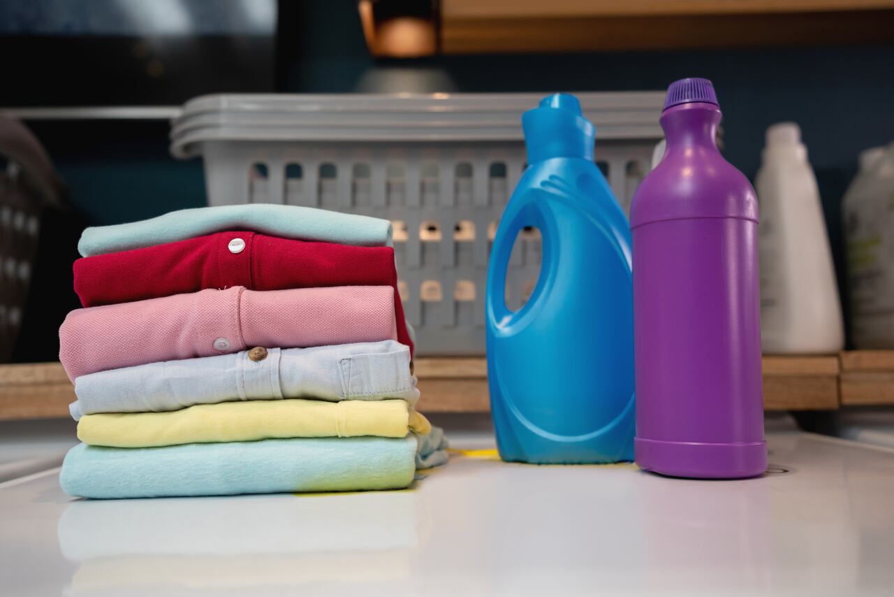 Nathan Kilah, químico, explica cómo los ingredientes de los detergentes mejoran la limpieza y conservan la ropa por más tiempo.