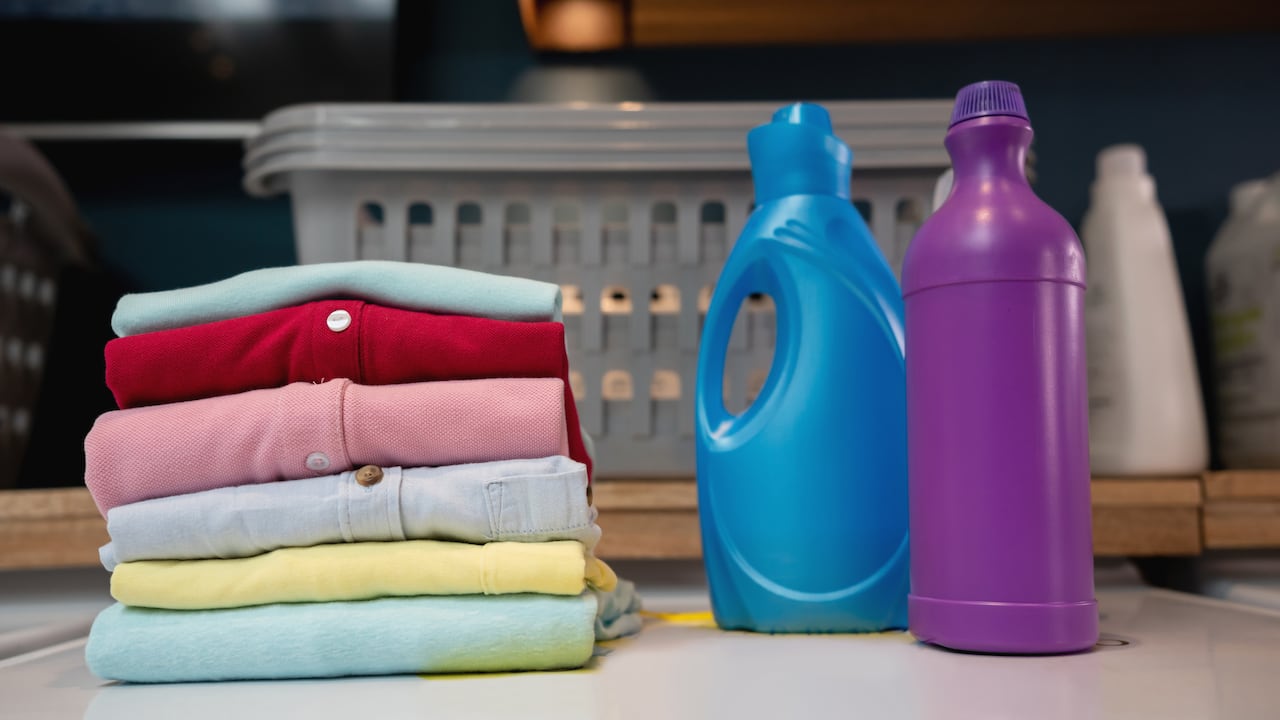 Nathan Kilah, químico, explica cómo los ingredientes de los detergentes mejoran la limpieza y conservan la ropa por más tiempo.