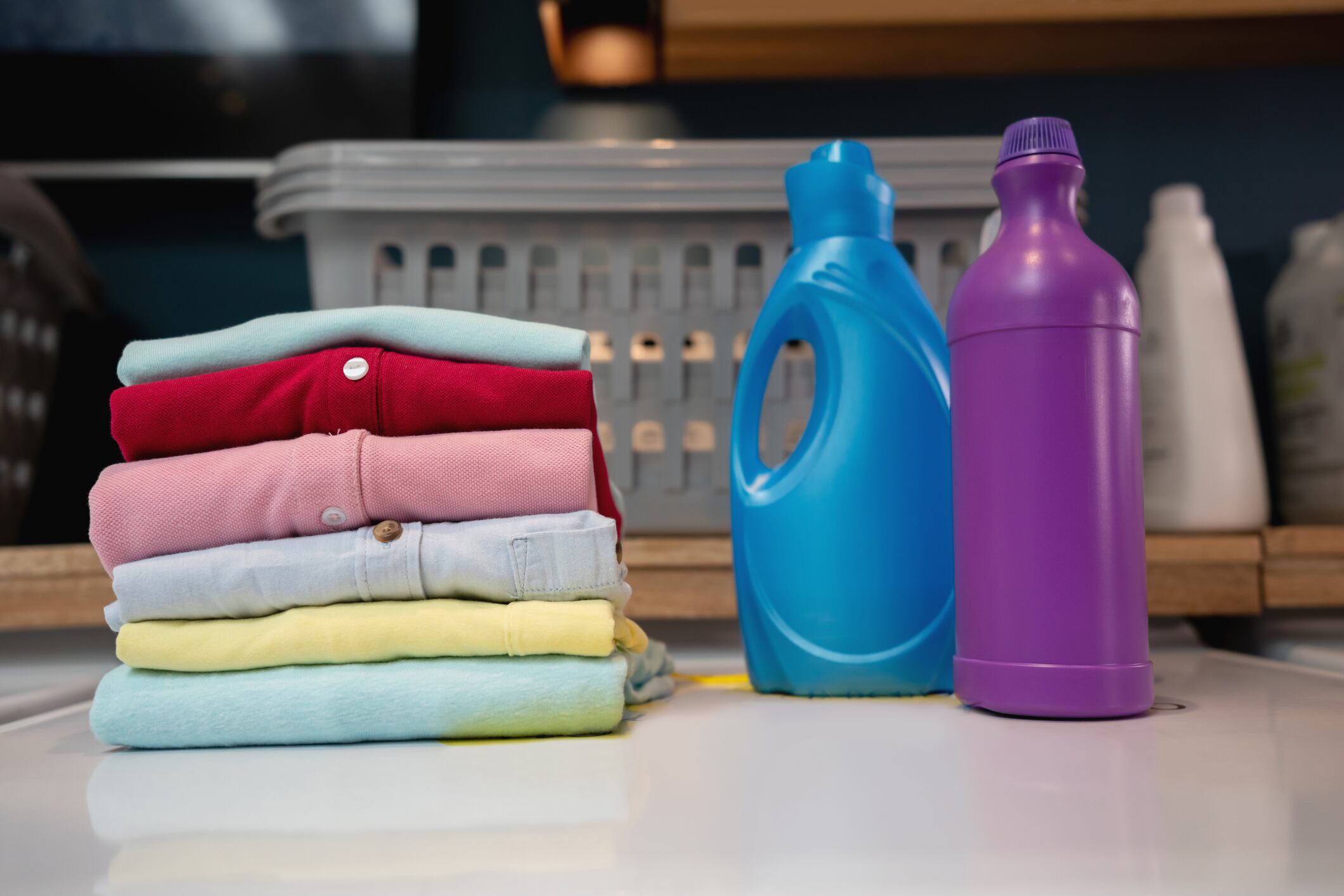 Nathan Kilah, químico, explica cómo los ingredientes de los detergentes mejoran la limpieza y conservan la ropa por más tiempo.