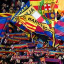 Hinchas del Barcelona exhiben sus banderas en el Camp Nou