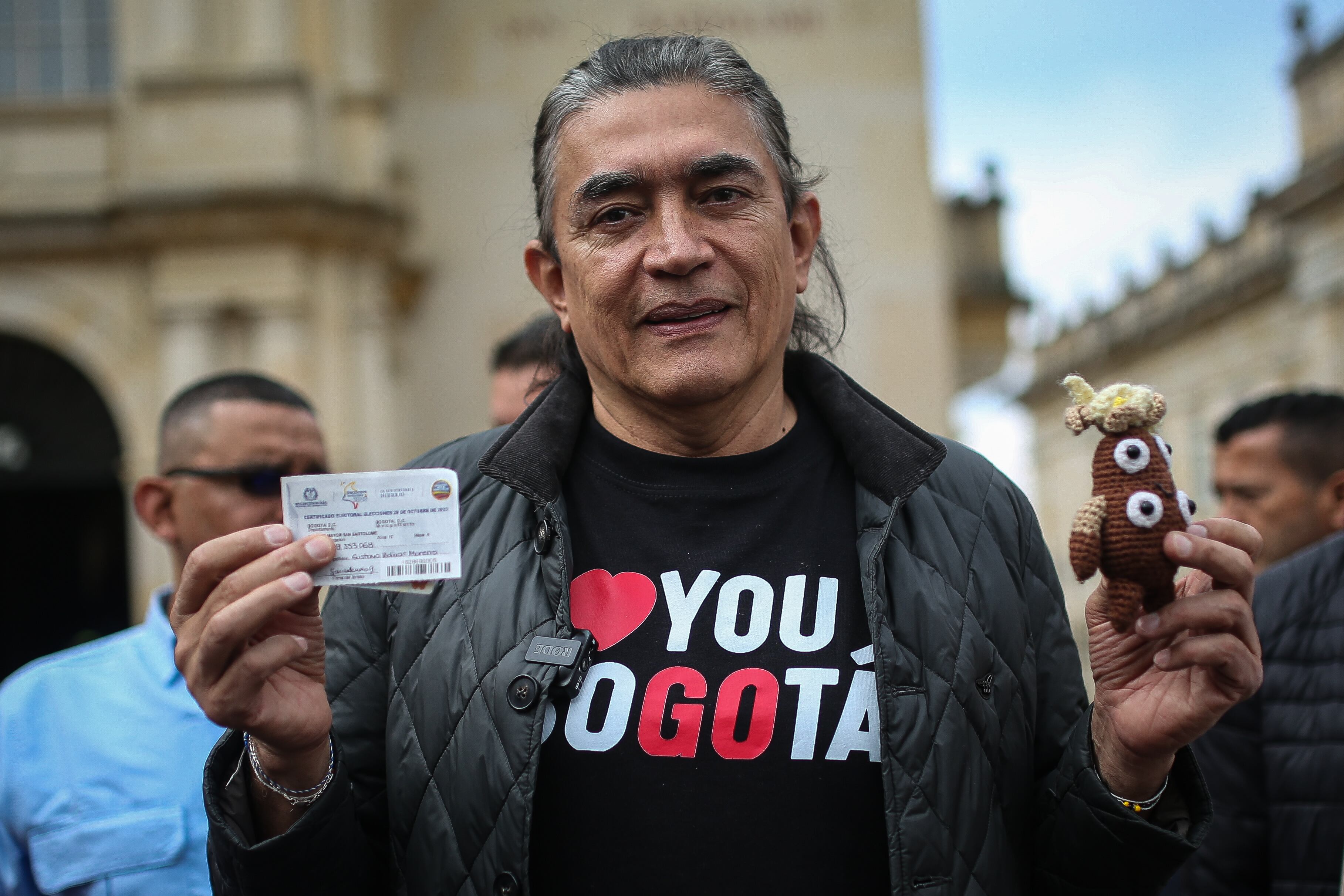 Candidato del Pacto Historico a la Alcaldía de Bogotá Gustavo Bolívar ejerce su derecho al voto